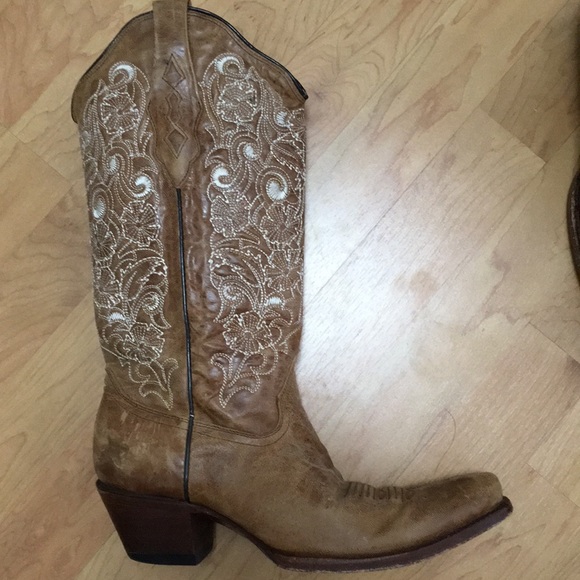 Corral Shoes - Corral embroidered tan cowboy boots